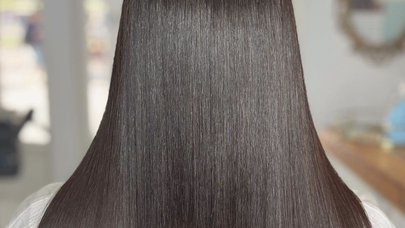 Modelo enseñando el cabello tratado con el alisado de Aude Cosmetics